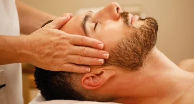 Masaje capilar japonés en Palma que estimula el crecimiento del cabello y relaja profundamente el cuerpo y la mente.